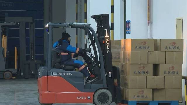 叉车在处理虾皮入库。图源：阳西融媒