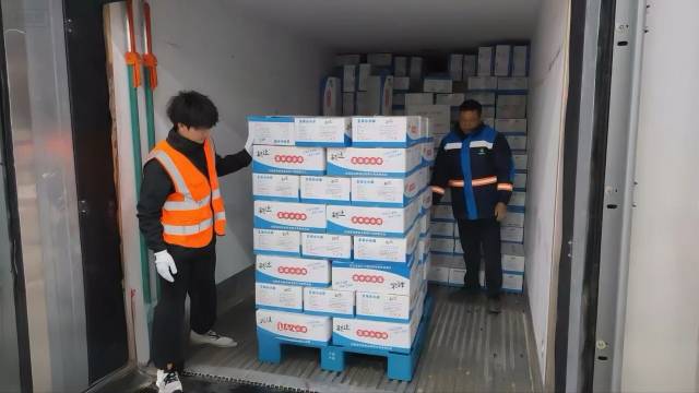 工作人员在卸货。受访者供图